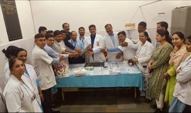 गुलदस्ता भेंट कर किया अस्पताल प्रभारी का स्वागत। होली की दी बधाई।