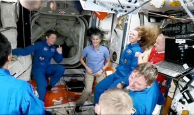 धरती से अंतरिक्ष पहुंचे दस साथियों को देख खुशी से झूम उठी सुनीता विलियम्स 