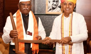 राज्यपाल से मिले केंद्रीय मंत्री भागीरथ चौधरी, 'हल' और गेहूं भेंट कर जताई कृषि समृद्धि की कामना