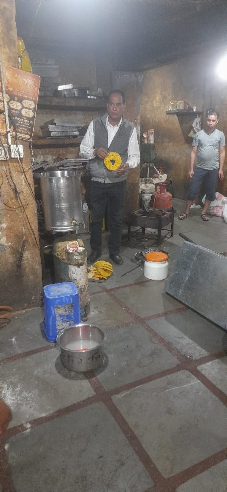 10 किलो अवधिपार घी नष्ट करवाया, खाद्य सामग्री के 8 नमूने लेकर प्रयोगशाला भेजें 