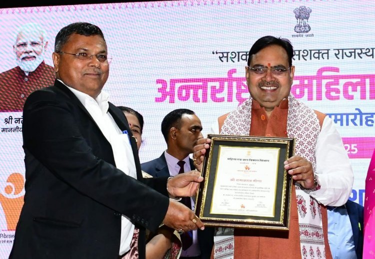 मुख्यमंत्री भजनलाल शर्मा ने किया झुंझुनूं जिला कलेक्टर रामावतार मीणा को सम्मानित