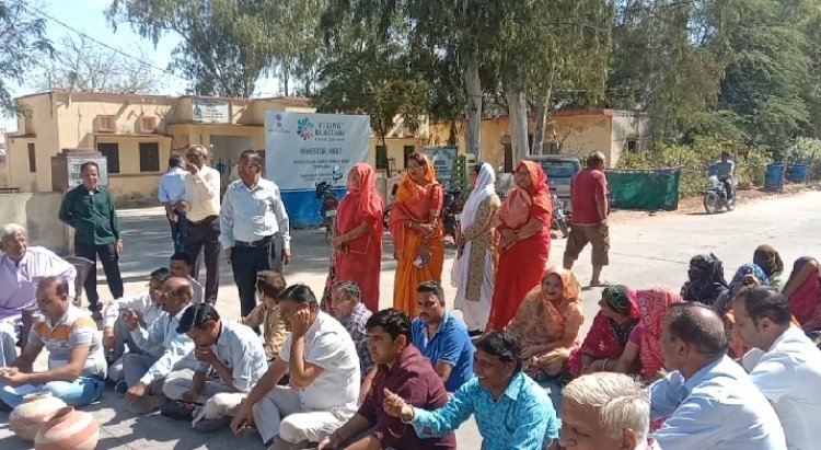 गर्मियों से पहले ही पेयजल संकट, आक्रोशित महिलाओं ने फोड़े मटके 