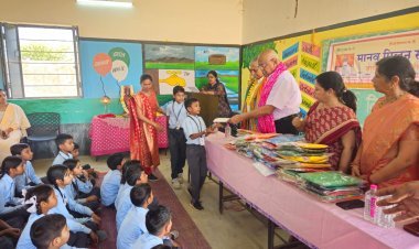 विद्यार्थियों को टी-शर्ट किए वितरित।