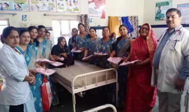 अपना घर सेवा समिति की महिलाओं ने नवरात्रि के अवसर पर सामान्य चिकित्सालय बाड़ी में किया वस्त्र वितरण कार्यक्रम।