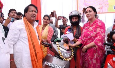 उपमुख्यमंत्री दिया कुमारी ने किया विकास कार्यों का लोकार्पण, मेधावी छात्राओं को दी स्कूटियां