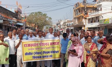 फुलेरा में पेंशनर्स का  प्रदर्शन, 8वें वेतन आयोग से बाहर रखने पर केंद्र सरकार के खिलाफ आक्रोश प्रधानमंत्री के नाम उपखंड अधिकारी को सौंपा गया विरोध पत्र