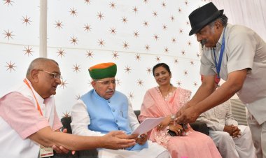 चूरू: बावळती फिल्म को अनुदान दिलवाने के लिए केंद्रीय मंत्री अर्जुन राम मेघवाल को ज्ञापन सौंपा