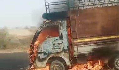 चलते लोडिंग टेंपो में अचानक लगी आग, धूं धूं कर जल गया