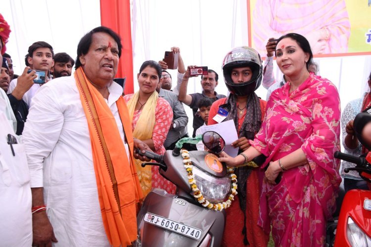 उपमुख्यमंत्री दिया कुमारी ने किया विकास कार्यों का लोकार्पण, मेधावी छात्राओं को दी स्कूटियां
