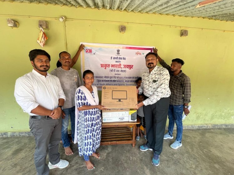 कंप्यूटर सेट मिला, अब आत्मनिर्भरता की उड़ान भरेगी आदिवासी युवती रंजीता