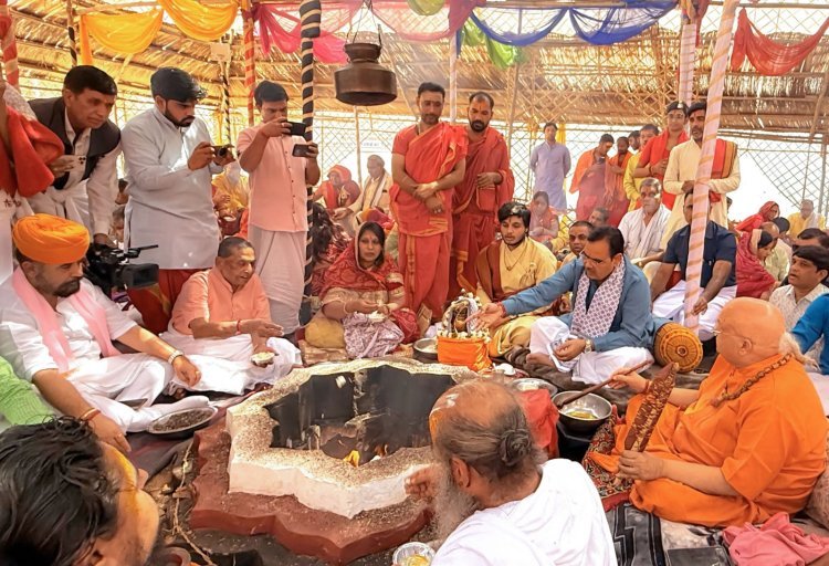 सीएम ने दी एकादश कुंडात्मक सात दिवसीय हनुमत महायज्ञ में आहुति