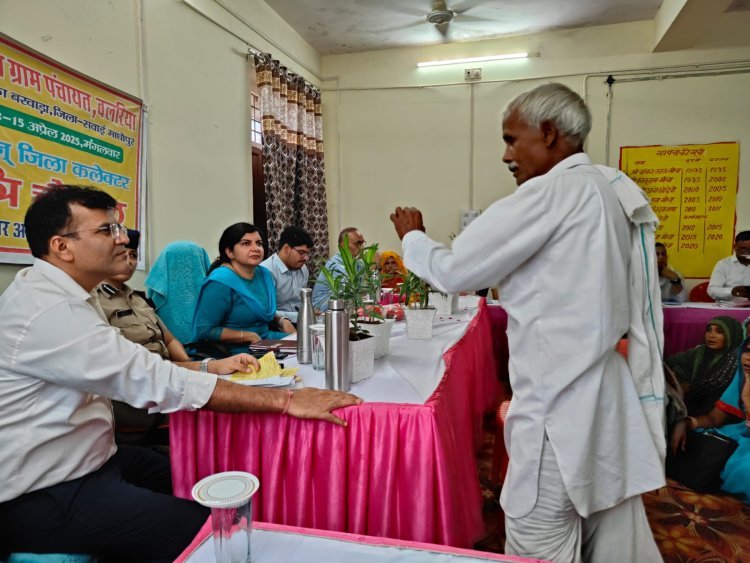 बलरिया में रात्रि चौपाल आयोजित, जिला कलक्टर शुभम चौधरी ने ग्रामीणों की समस्याएं सुनी, मौके पर दिए समाधान के निर्देश