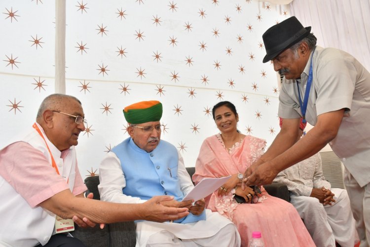 चूरू: बावळती फिल्म को अनुदान दिलवाने के लिए केंद्रीय मंत्री अर्जुन राम मेघवाल को ज्ञापन सौंपा