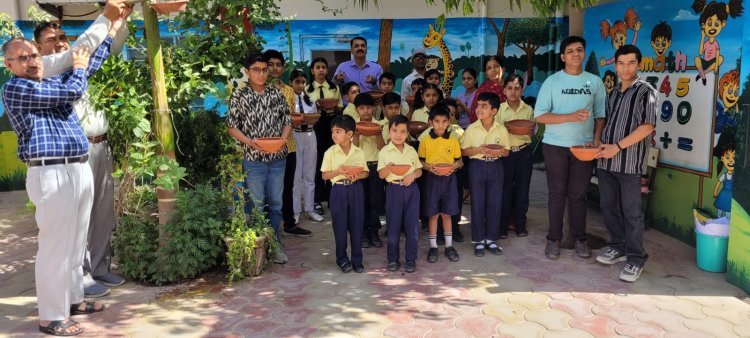कैंब्रिज सीनियर सेकेंडरी स्कूल ने दिखाई मिसाल, बच्चों को बांटे परिंडे