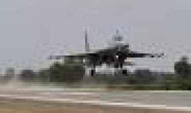 आंधी में भी दमदार प्रदर्शन: UP के गंगा एक्सप्रेस-वे पर लड़े राफेल-जगुआर, पहली बार हाईवे पर नाइट लैंडिंग का ट्रायल