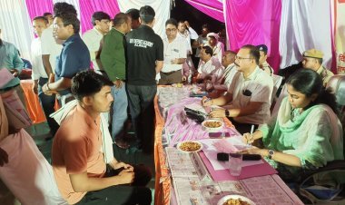 जिला कलक्टर ने ठेंगी का बास में आयोजित रात्रि चौपाल में आमजन की परिवेदनाएं सुनकर त्वरित निराकरण के दिये निर्देश  हाथों-हाथ काम होने से फरियादियों के खिले चेहरे