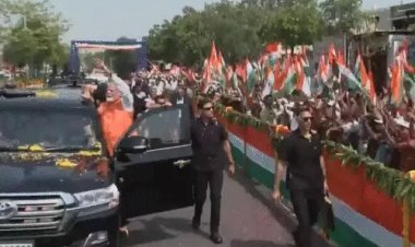 गुजरात में दो दिवसीय दौरे पर पहुंचे PM मोदी, वडोदरा में ‘सिंदूर सम्मान यात्रा’ के तहत किया रोड शो, दाहोद में जनसभा और परियोजनाओं का उद्घाटन