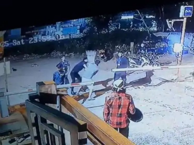 जयपुर में सॉफ्टवेयर इंजीनियर से मारपीट, CCTV में कैद हुई घटना: डिलीवरी बॉय को लेकर हुए विवाद में गार्ड्स ने डंडों से पीटा, मामला दर्ज