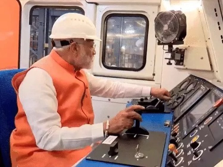 PM मोदी का गुजरात दौरा: वडोदरा में 'सिंदूर सम्मान यात्रा' रोड शो, दाहोद में 9000 हॉर्सपावर रेल इंजन का लोकार्पण