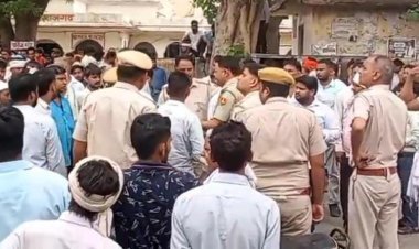 करंट की चपेट में आने से युवक की मौत, ग्रामीणों ने अस्पताल के बाहर किया घंटों प्रदर्शन