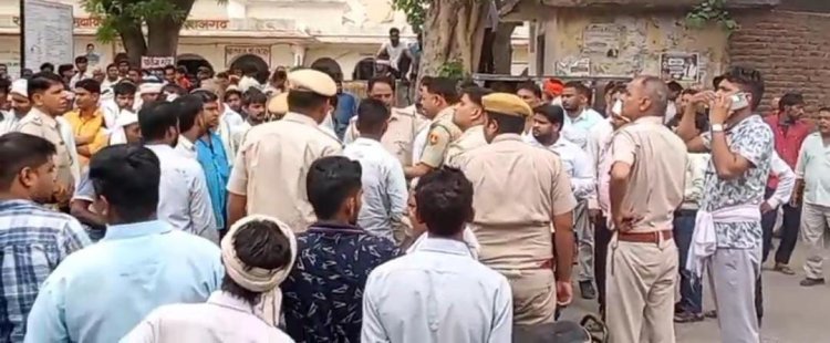 करंट की चपेट में आने से युवक की मौत, ग्रामीणों ने अस्पताल के बाहर किया घंटों प्रदर्शन