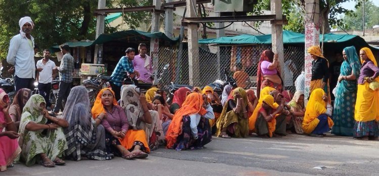 करंट की चपेट में आने से युवक की मौत, ग्रामीणों ने अस्पताल के बाहर किया घंटों प्रदर्शन
