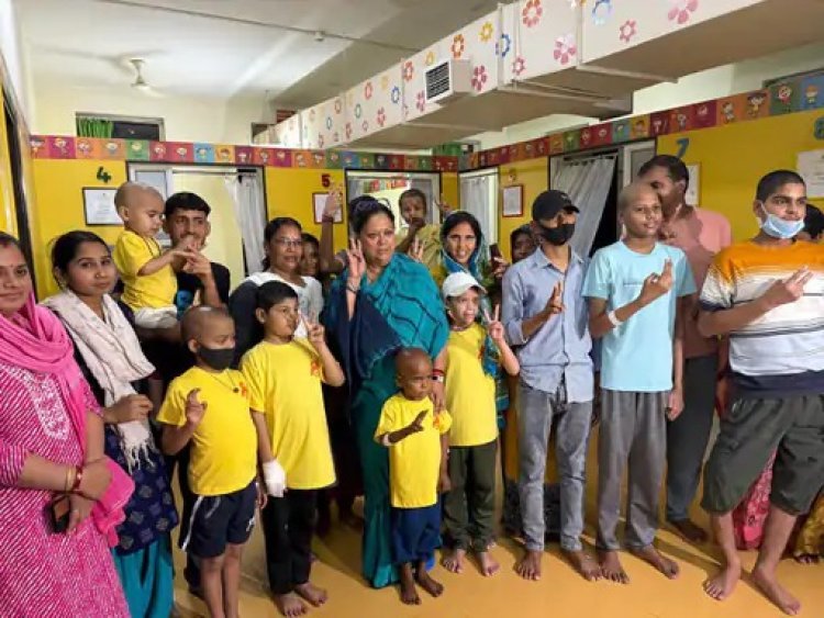 कैंसर पीड़ित बच्चों से मिलीं वसुंधरा राजे, कहा – हौसला, प्रार्थना और समय पर इलाज से जीती जा सकती है ये लड़ाई
