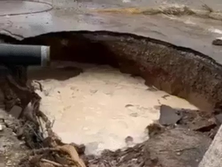 जयपुर में बारिश से सड़क धंसी, 15 फीट गहरा गड्ढा बना: राजधानी में दोपहर को छाया अंधेरा, फिर मूसलाधार बारिश; कोटा बैराज का गेट खोला, 28 जिलों में येलो अलर्ट