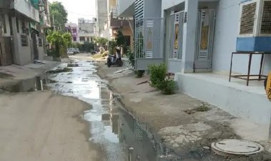 जयपुर में सीवर जाम से परेशान लोगों ने डिप्टी कमिश्नर की गाड़ी रोकी: एक माह से बह रहा गंदा पानी, कार्रवाई न होने पर सड़क पर उतरे लोग