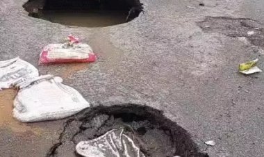 जयपुर की सड़क पर 12 फीट गहरा गड्ढा, मेट्रो पिलर के पास खतरा: तीन दिन में तीसरा धंसाव, निगम ने नहीं ली सुध