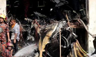 बांग्लादेश में वायुसेना का विमान स्कूल पर क्रैश, 27 की मौत: पायलट ने बचाने की कोशिश की, लेकिन नाकाम रहा