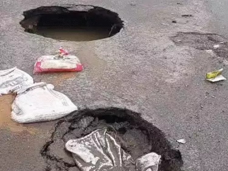 जयपुर की सड़क पर 12 फीट गहरा गड्ढा, मेट्रो पिलर के पास खतरा: तीन दिन में तीसरा धंसाव, निगम ने नहीं ली सुध
