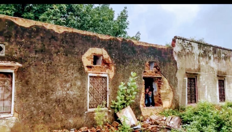 चिड़ासरा के राजकीय विद्यालय की जर्जर बिल्डिंग बनी खतरा: बारिश में टपकती छत, गिर सकती हैं दीवारें; हर दिन हादसे के साए में पढ़ते हैं बच्चे