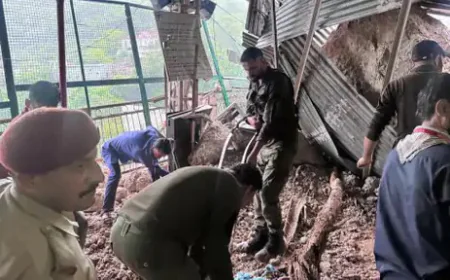 वैष्णो देवी यात्रा मार्ग पर अर्धकुमारी में लैंडस्लाइड