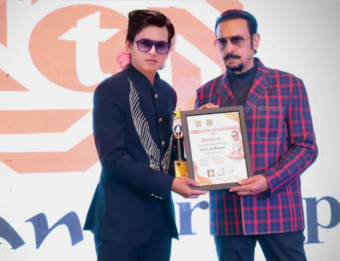 अलवर के विश शर्मा को यू ऐशजे मॉडल्स के तहत प्रोफेशनल ब्रांड मॉडल के टैग से किया सम्मानित। 