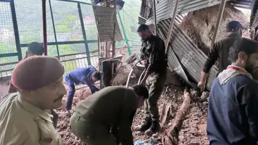 वैष्णो देवी यात्रा मार्ग पर अर्धकुमारी में लैंडस्लाइड