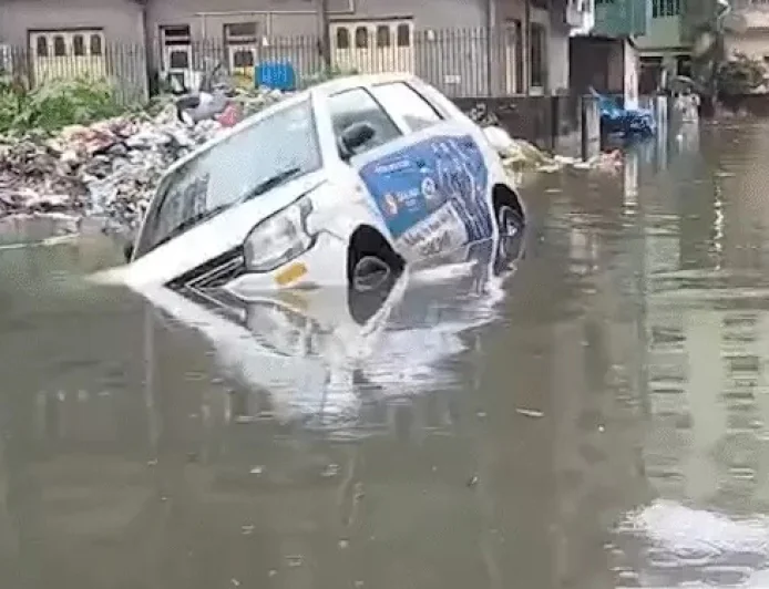कोलकाता में भारी बारिश से बाढ़, 7 की मौत