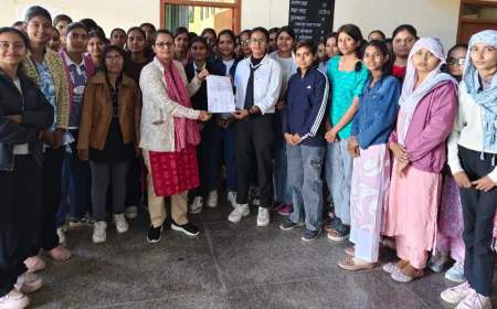 छात्राओं को आवागमन में परेशानी पैदल चलना हुआ मुश्किल आंदोलन की दी चेतावनी मंडावा 