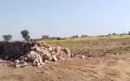 खातेदारी जमीन की चारदीवारी को ढहाने का आरोप