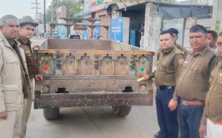 यातायात पुलिस ने लगाए वाहनों पर रिफ्लेक्टर 