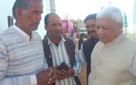 मंदिर में बरसाती पानी टपकने की  समस्या को लेकर सांसद को सौंपा ज्ञापन 