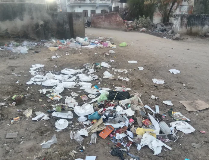 सांसद खेल महोत्सव में अव्यवस्था चरम पर मैदान गंदगी से पट खिलाड़ियों का मनोबल चकनाचूर