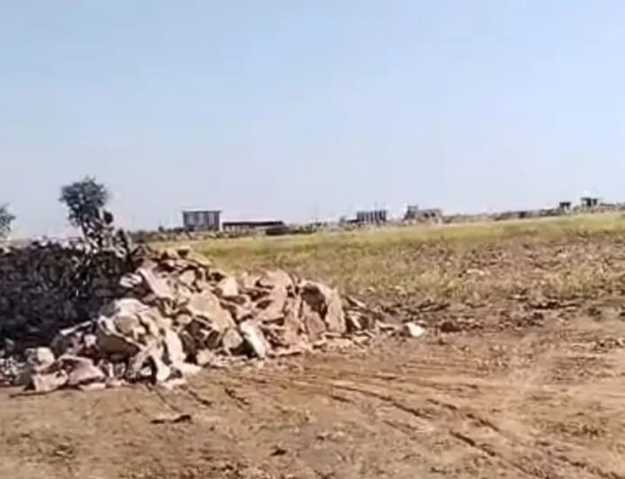 खातेदारी जमीन की चारदीवारी को ढहाने का आरोप