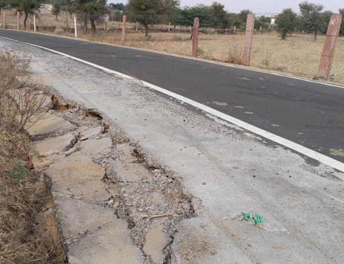 मेंटिनेंस अवधि में सड़क जगह-जगह से क्षतिग्रस्त ठेकेदार द्वारा नहीं दिया जा रहा मेंटिनेंस पर ध्यान भाजपा नेता ने की सड़क को सही करवाने की मांग 