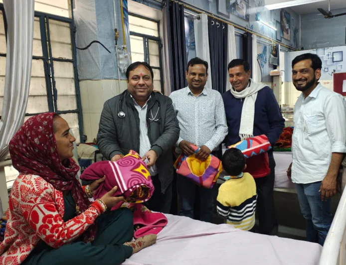 उपजिला अस्पताल में जरूरतमंदों को गर्म कंबलों का वितरण