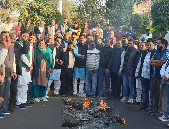 मोदी–शाह सरकार द्वारा ED व संवैधानिक संस्थाओं के दुरुपयोग के विरोध में कांग्रेस ने किया पुतला दहन