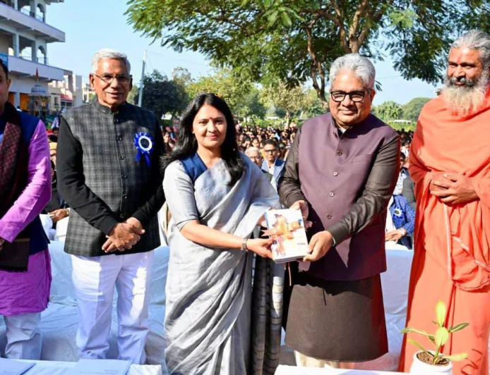 केंद्रीय मंत्री यादव ने नारायणी देवी महाविद्यालय में पुस्तक विमोचन कार्यक्रम में की शिरकत   परिवार के संस्कार ही व्यक्ति को बुराइयों की ओर जाने से रोकते हैं - केंद्रीय मंत्री यादव