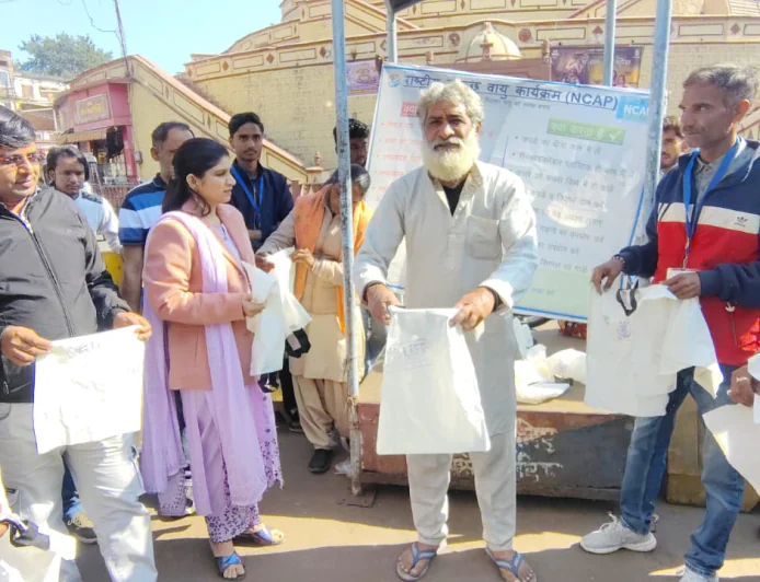 कपड़ों के थैले वितरित कर निगम ने दिया प्लास्टिक मुक्त अलवर का संदेश, काटा चालान  अतिक्रमण के विरुद्ध भी की गई कार्रवाई