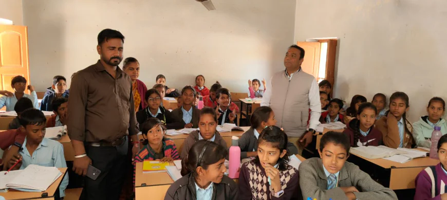 प्रधानाचार्य के आग्रह पर विधायक ने 300 छात्रों के लिए प्रदान किया फर्नीचर 15 माह के कार्यकाल में 32 लाख के विकास कार्य करवाये 