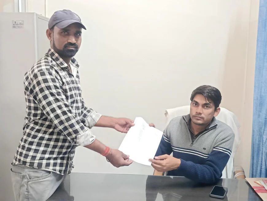 सहायक अभियंता को दी फिर से धरने की चेतावनी